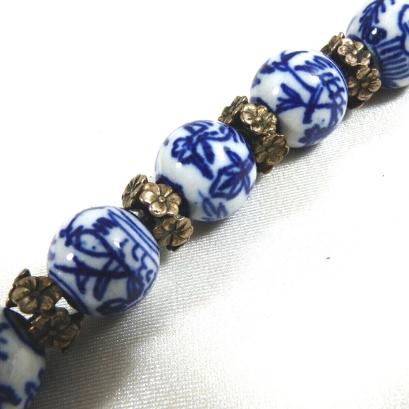 VTG White & Blue Round Porcelain beads silver tone spacers clasp bracelet 8"L - Picture 7 of 9
